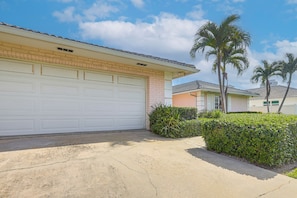 House (4 Bedrooms) | Interior - Riviera Beach Home w/ Pool - Walk to Beaches! (Singer Island)