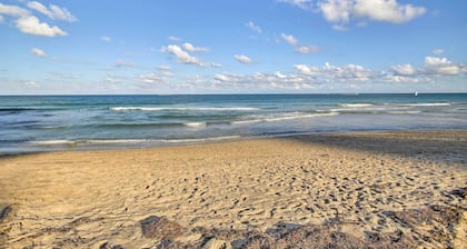 Riviera Beach Home w/ Pool - Walk to Beaches!