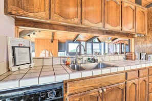 House (3 Bedrooms) | Interior - Oceanfront Irish Beach 'sea Haven' Home w/ Hot Tub (Manchester)