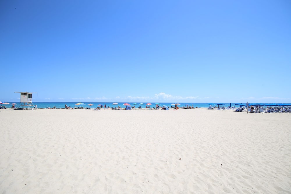 Walk to Beach & Marina: Singer Island Condo