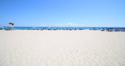Cozy Singer Island Condo: Walk to Beach & Marina!