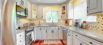 Cozy Singer Island Condo: Walk to Beach & Marina!