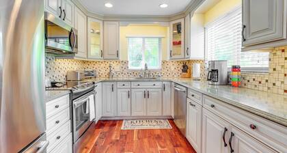 Cozy Singer Island Condo: Walk to Beach & Marina!