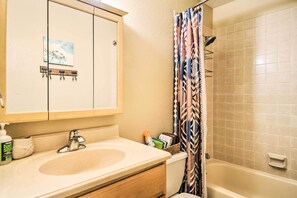 Apartment (1 Bedroom) | Interior - Serene Kenai Condo < 4 Mi to Kenai Beach! (Kenai)