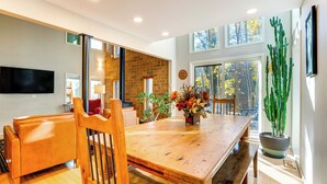 A spacious dining area with a wooden table, chairs, and a potted plant. - < 1 Mi to Dtwn: Creekside Frisco Home w/ Fire Pit (Frisco)