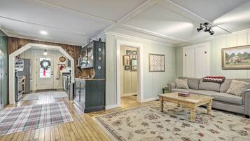 Televisión, chimenea y libros