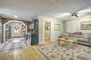 TV, fireplace, books - Charming Sutton Cottage: Walk to Lake & Farm! (Sutton)