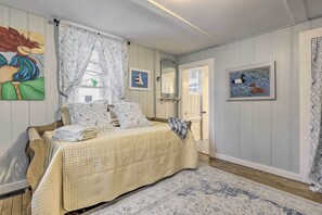 3 bedrooms, laptop workspace, bed sheets - Charming Sutton Cottage: Walk to Lake & Farm! (Sutton)