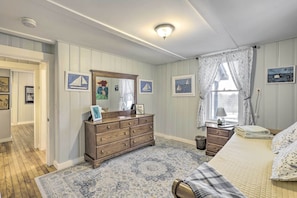3 bedrooms, desk, laptop workspace, bed sheets - Charming Sutton Cottage: Walk to Lake & Farm! (Sutton)