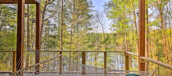 데크와 보트 독이 있는 남캐롤라이나 호수변 주택