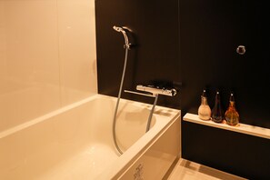 City-Studio | Badezimmer | Dusche, Regendusche, kostenlose Toilettenartikel, Haartrockner