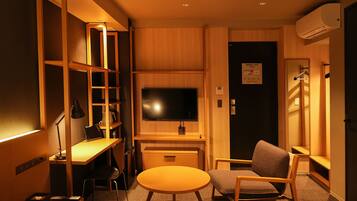 City Studio | Down comforters, desk, soundproofing, free WiFi