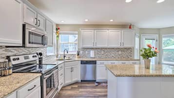 House (5 Bedrooms) | Interior