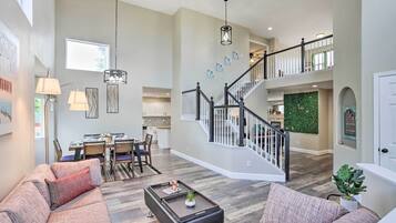 House (5 Bedrooms) | Interior