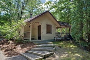 Apartment (3 Bedrooms) | Interior - Riverfront Retreat w/ Deck: 1 Mi to Loon Mtn! (Lincoln)