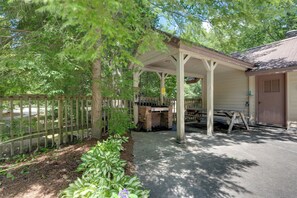 Apartment (3 Bedrooms) | Interior - Riverfront Retreat w/ Deck: 1 Mi to Loon Mtn! (Lincoln)