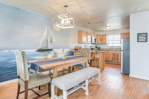 Interior - Walk to Shore & Eats: Surfside Beach Gem w/ Deck (Freeport)