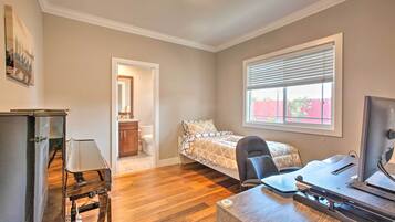 4 bedrooms, iron/ironing board, bed sheets