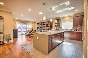 Private kitchen - Bright Fremont Gem w/ Fenced Backyard & Patio (Fremont)