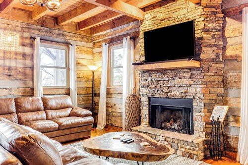 Spacious Gatlinburg Cabin w/ Hot Tub & Game Room!