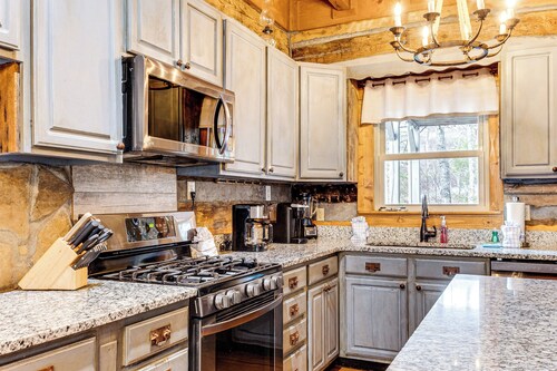 Spacious Gatlinburg Cabin w/ Hot Tub & Game Room!