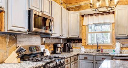 Spacious Gatlinburg Cabin w/ Hot Tub & Game Room!