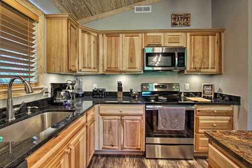 Secluded Cabin w/ Hot Tub, 3 Mi to Pigeon Forge!