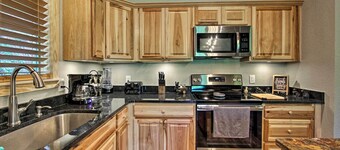 Secluded Cabin w/ Hot Tub, 3 Mi to Pigeon Forge!