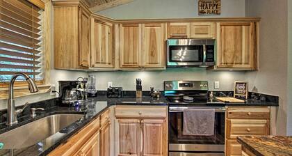 Secluded Cabin w/ Hot Tub, 3 Mi to Pigeon Forge!