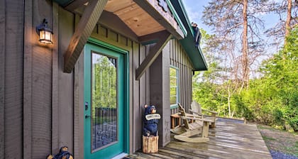 Secluded Cabin w/ Hot Tub, 3 Mi to Pigeon Forge!