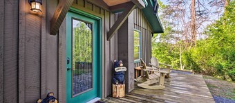 Secluded Cabin w/ Hot Tub, 3 Mi to Pigeon Forge!