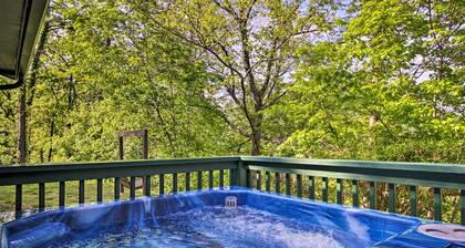 Secluded Cabin w/ Hot Tub, 3 Mi to Pigeon Forge!