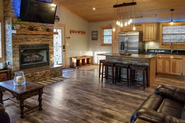 Interior - Secluded Cabin w/ Hot Tub, 3 Mi to Pigeon Forge! (Pigeon Forge)