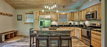 Secluded Cabin w/ Hot Tub, 3 Mi to Pigeon Forge!