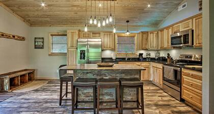 Secluded Cabin w/ Hot Tub, 3 Mi to Pigeon Forge!