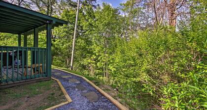 Secluded Cabin w/ Hot Tub, 3 Mi to Pigeon Forge!