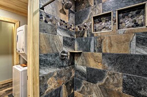 Interior - Secluded Cabin w/ Hot Tub, 3 Mi to Pigeon Forge! (Pigeon Forge)