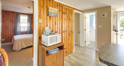 Cozy Hampton Cottage - Walk to Beaches & Marina!