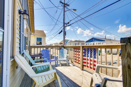 Cozy Hampton Cottage - Walk to Beaches & Marina!