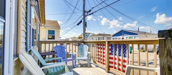 Cozy Hampton Cottage - Walk to Beaches & Marina!