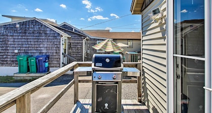 Cozy Hampton Cottage - Walk to Beaches & Marina!