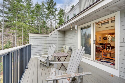 Cozy Bretton Woods Ski-in/ski-out Condo w/ Deck!