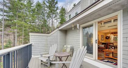 Cozy Bretton Woods Ski-in/ski-out Condo w/ Deck!