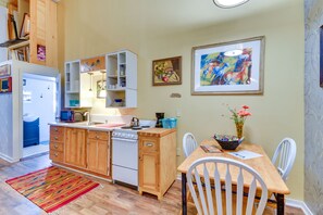 Dining - Bridger Apartment In the Heart of Downtown! (Bridger)
