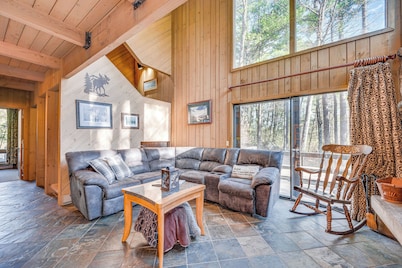 Half Mile to Ski Slopes: Conway Condo w/ Hot Tub!