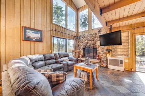 Half Mile to Ski Slopes: Conway Condo w/ Hot Tub!