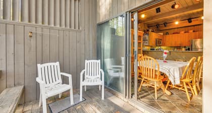 Half Mile to Ski Slopes: Conway Condo w/ Hot Tub!