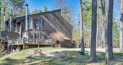 0.5 Mi to Dtwn & Trails: Conway Condo w/ Hot Tub!