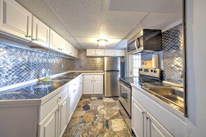 House (5 Bedrooms) | Private kitchen - Hummelstown Hideaway Only 2 Miles to Hersheypark! (Hummelstown)