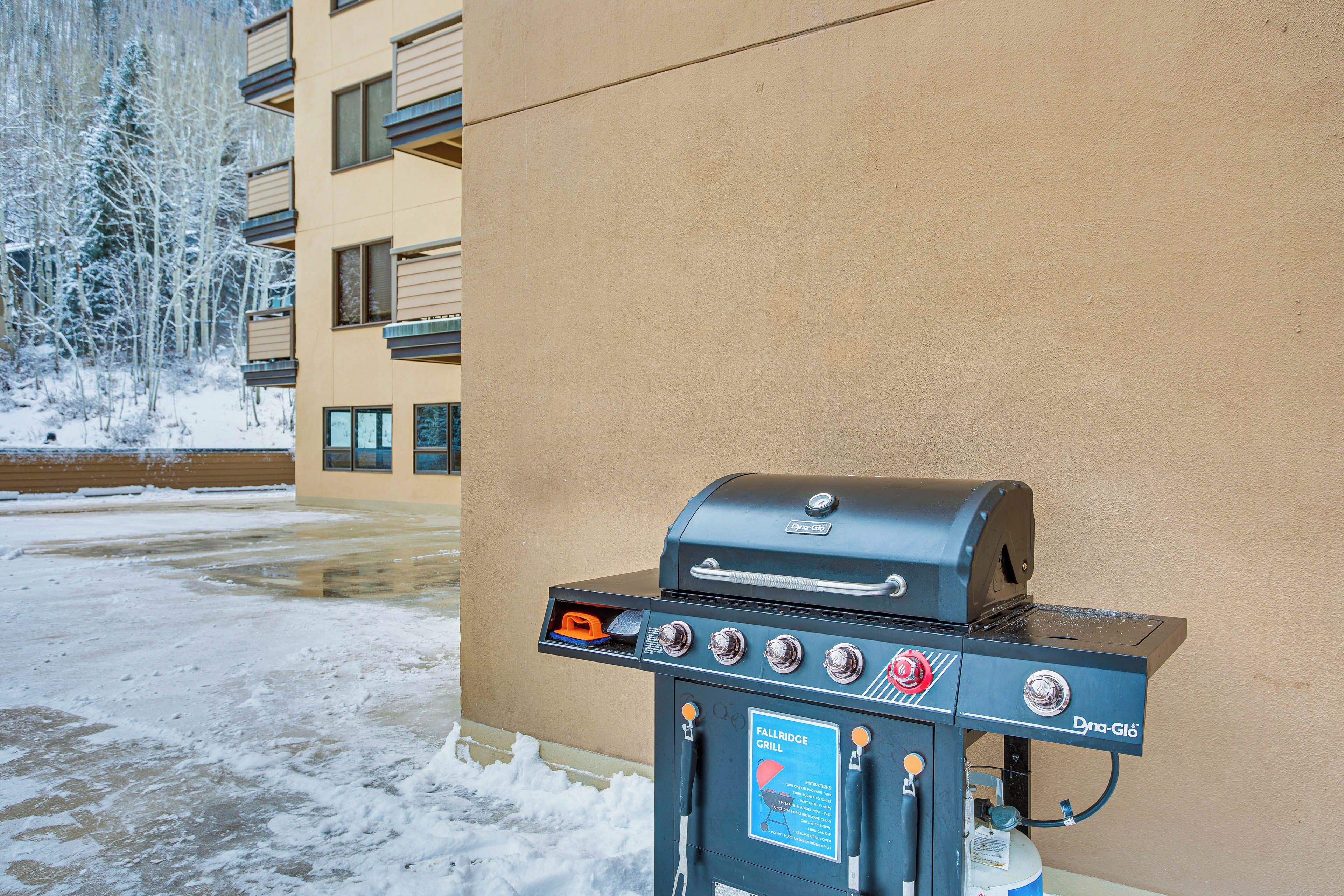 Un barbecue adossé à un mur d’immeuble.